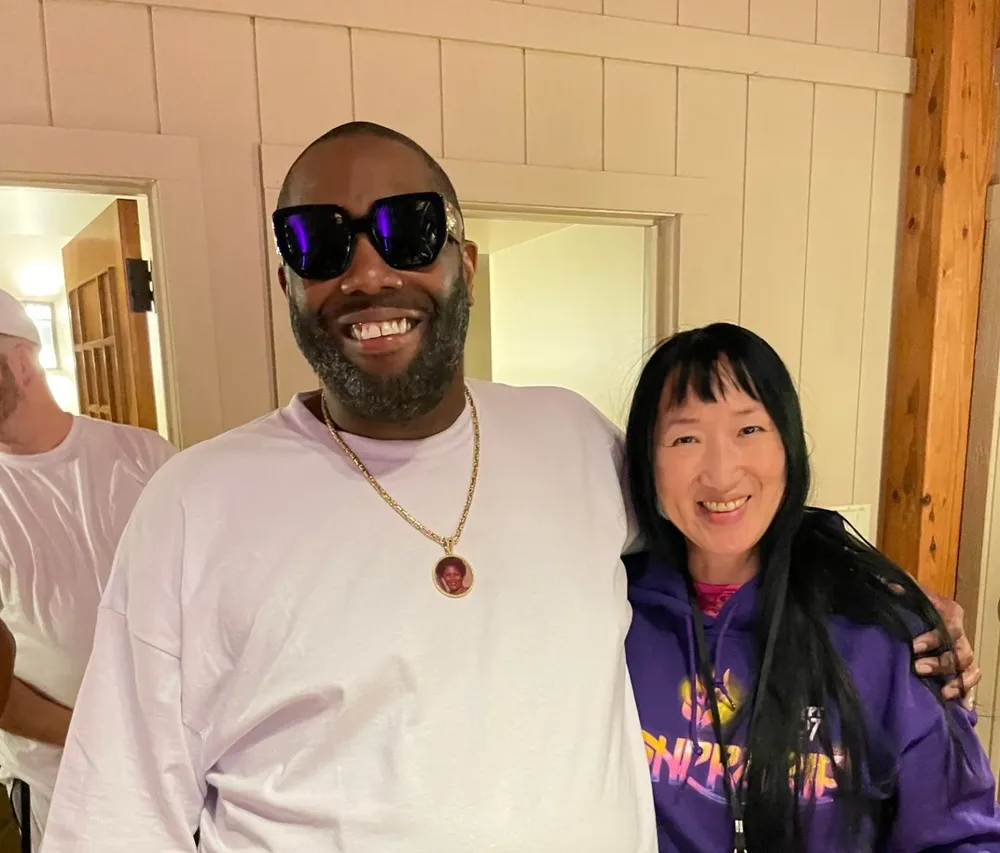 Karin with a musician at a live event